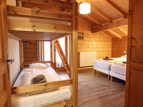 Giường trong phòng chung tại Demi-chalet, 4 chambres, sauna, accès facile aux remontées, idéal pour 11 pers. - FR-1-676-18