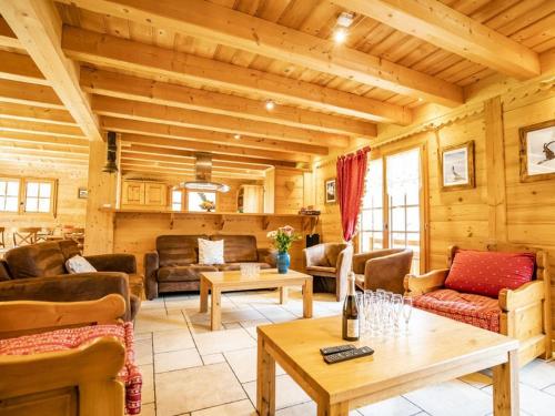 Chalet 4* pour 15 pers. avec jacuzzi, balcon et poêle à bois, proche du télécabine du Linga et Super-Châtel - FR-1-676-26