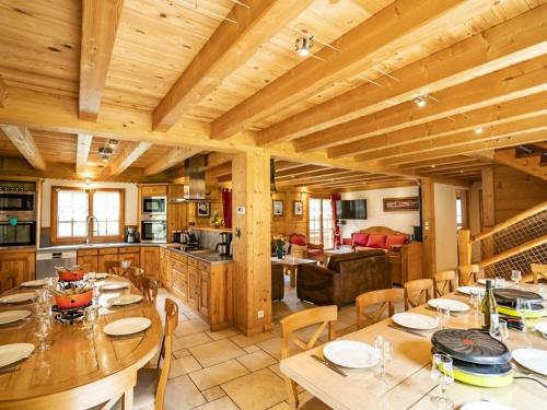 - une cuisine et une salle à manger avec des plafonds en bois et des tables dans l'établissement Chalet 4* pour 15 pers. avec jacuzzi, balcon et poêle à bois, proche du télécabine du Linga et Super-Châtel - FR-1-676-26, à Châtel