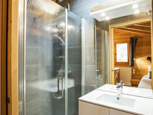 a bathroom with a shower and a sink at Chalet 4* pour 15 pers. avec jacuzzi, balcon et poêle à bois, proche du télécabine du Linga et Super-Châtel - FR-1-676-26 in Châtel