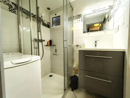 La salle de bains est pourvue d'une douche et d'une douche vitrée. dans l'établissement Villa mitoyenne climatisée, calme avec piscine et parking, proche plage et port, pour 6 personnes - FR-1-607-125, au Cap d'Agde