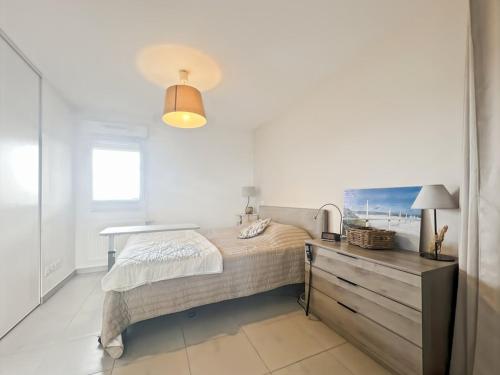 une chambre avec un lit, un bureau et une fenêtre dans l'établissement Charmant appartement PMR avec terrasse, climatisation et parking à Palavas - FR-1-559-42, à Palavas-les-Flots