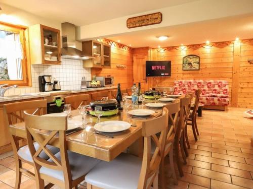 une salle à manger avec une table et des chaises dans une cuisine dans l'établissement Luxueux chalet 5 pièces pour 10 pers. avec sauna, terrasse, proche des pistes et navettes - FR-1-676-22, à Châtel