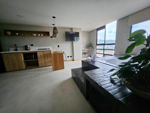 O bucătărie sau chicinetă la 2406 Luxurious apartment with jacuzzi