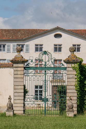 Κήπος έξω από το Chateau des Perichons