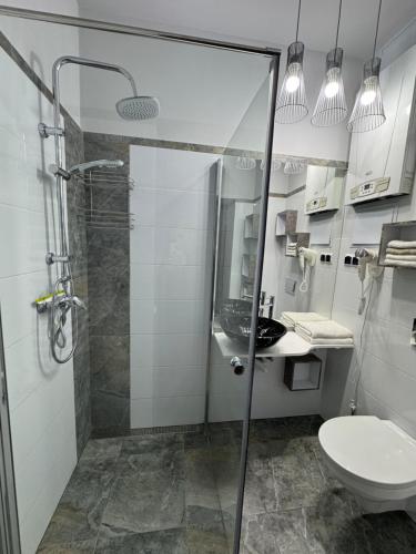 Ένα μπάνιο στο Tatra Horizon Apartmenty - 5 minut od Term Chochołowskich i Stoku Narciarskiego w Oravicach