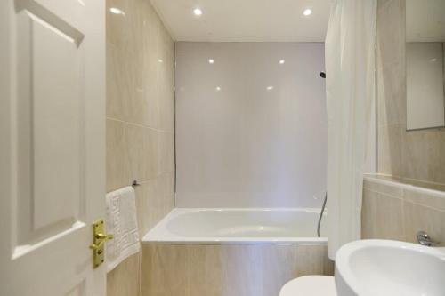 Ein Badezimmer in der Unterkunft The Guildford Getaway - 3BDR with Garden