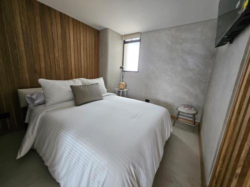 Un pat sau paturi într-o cameră la 2406 Luxurious apartment with jacuzzi