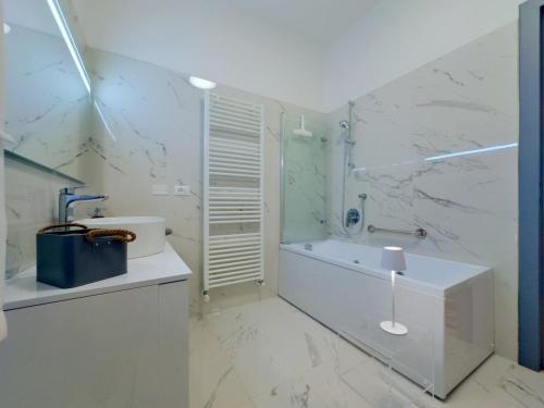 Ένα μπάνιο στο San Felice's Urban Elegance