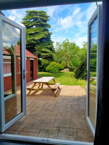 Κήπος έξω από το Moonlight House - sleeps 7, driveway, garden