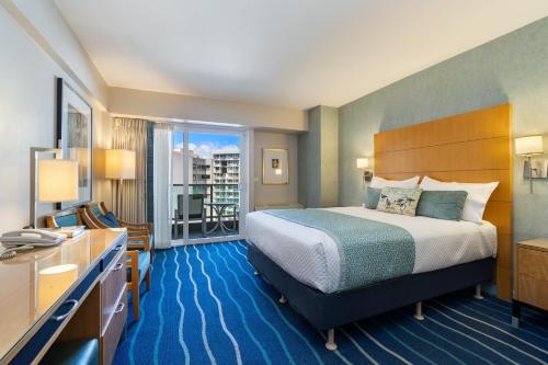 una habitación de hotel con una cama y un balcón en Ala Moana Hotel Room Near Beach, en Honolulu