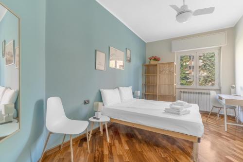 Un dormitorio con una cama y una mesa y sillas. en Easy LIN Apartment, en Milán