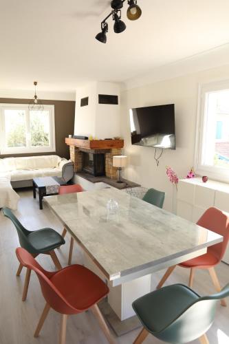 Proche Sanary et plage, grand appartement lumineux dans villa privée, 3 CH avec terrasse et jardin , climatisé SIX FOURS LES PLAGES 300m de la mer