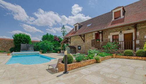 une maison avec une piscine dans une cour dans l'établissement Le saint roch, à Maisons-lès-Chaource