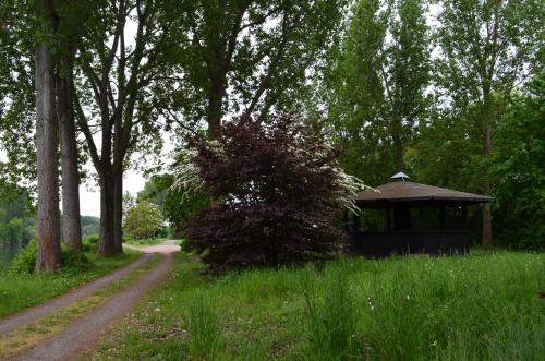 Taman di luar Zwei Raben Pension
