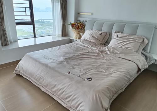 Ein Bett oder Betten in einem Zimmer der Unterkunft Sea view appartment 1, super cosy and comfortable, Potou, Yuyuan Lu
