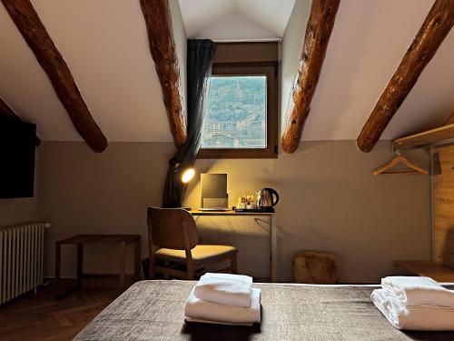 Una cama o camas en una habitación de Yomo Petit Paris