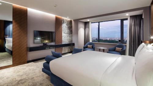 Кровать или кровати в номере Hilton Istanbul Maslak