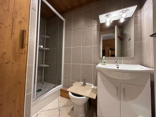 une salle de bain avec un lavabo, des toilettes et une douche dans l'établissement Studio modernisé PMR, balcon sud 4 pers - Montgenèvre - FR-1-330D-33, à Montgenèvre