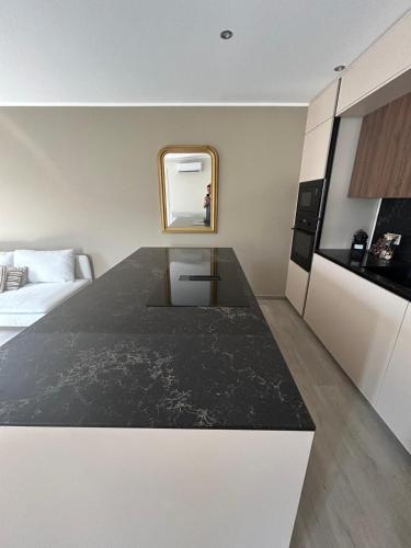 une cuisine avec un comptoir noir dans une pièce dans l'établissement Cala di mare, à Saint-Florent