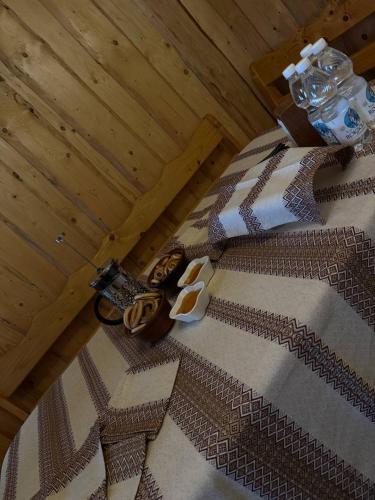 an overhead view of a bed with a blanket at Готель White House in Yablunytsya