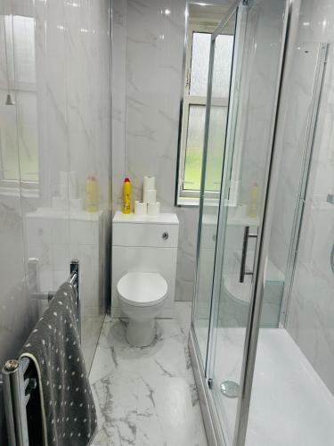 Ένα μπάνιο στο Stylish 2-Bedroom Modern Flat