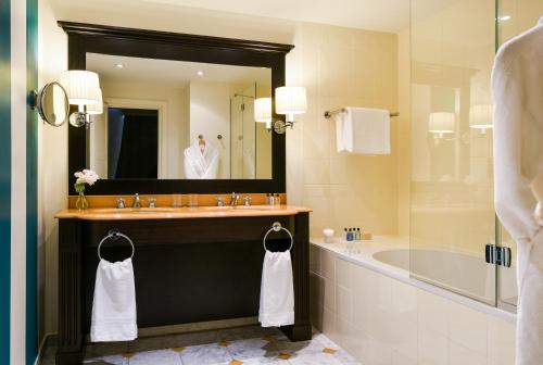 Bilik mandi di Grand Hotel Beauvau Marseille Vieux-Port - MGallery Collection