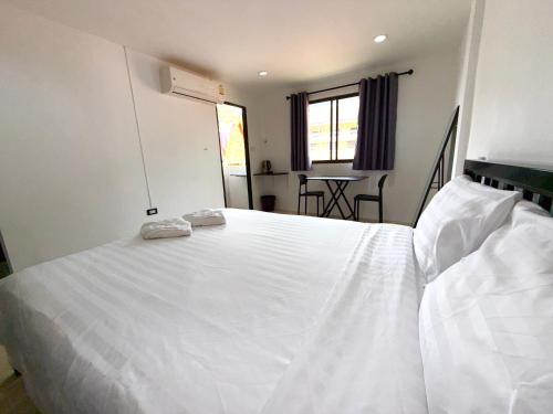 Ένα ή περισσότερα κρεβάτια σε δωμάτιο στο Patong Canal Villa R311