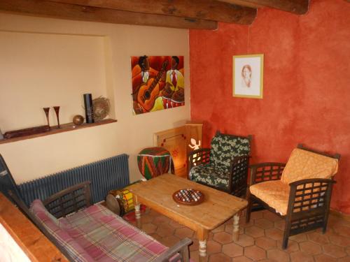 uma sala de estar com mesa e cadeiras em Chambres d'hôtes du chemin de la maison blanche em West-Cappel