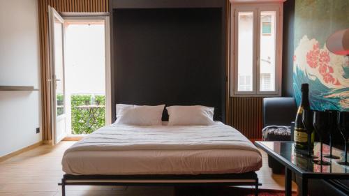 ル・ムイにあるLe Ryokan douche sensorielleのベッドとテーブルと窓のある寝室