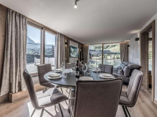 - une salle à manger avec une table et des chaises offrant une vue dans l'établissement Magnifique appart 6 personnes près des pistes avec SPA et Parking à Courchevel 1550 - FR-1-631-207, à Courchevel