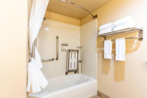 a bathroom with a bath tub and towels at Grand Canyon Hotel & Suites in Tusayan
