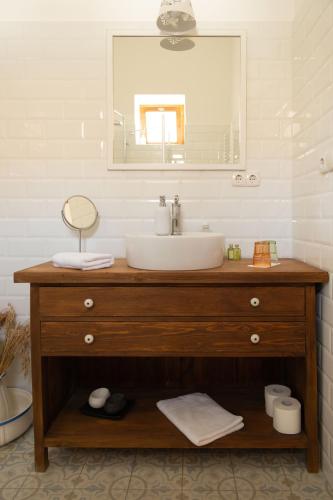 a bathroom with a sink and a mirror at Palkonyha Panzió Speiz Gasztroműhely in Palkonya