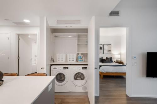 Gambar di galeri bagi Modern Lougheed Condo with Gym and Balcony near Skytrain di Burnaby