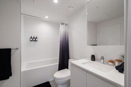 Gambar di galeri bagi Modern Lougheed Condo with Gym and Balcony near Skytrain di Burnaby