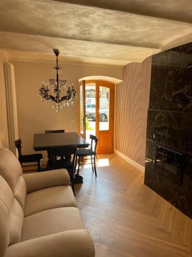 a living room with a couch and a dining room table at Maison Simo in Pescasseroli