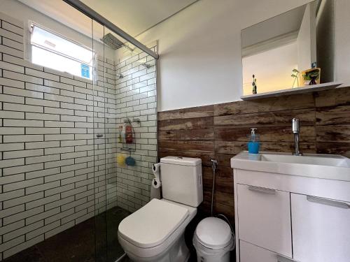 un bagno con un water e un lavandino di Flat dos Solteiros na Villela Stay Lago Sul DF a Brasilia