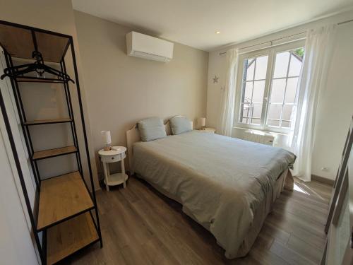 une chambre avec un grand lit et une fenêtre dans l'établissement Plaisance, à Saint-Satur