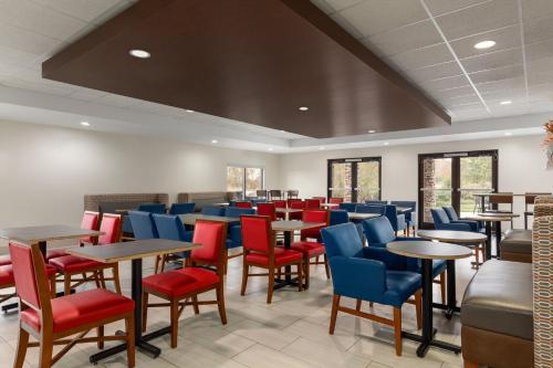a dining room with tables and chairs at Holiday Inn Express & Suites Lexington North West-The Vineyard by IHG in Lexington