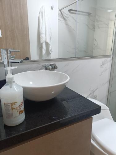 a bathroom with a white sink and a toilet at Moderno Apartamento en el Norte de Cali in Cali
