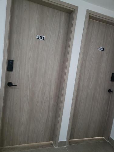 two doors with numbers on them in a room at Moderno Apartamento en el Norte de Cali in Cali