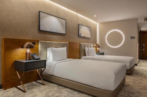 Кровать или кровати в номере Hilton Istanbul Maslak