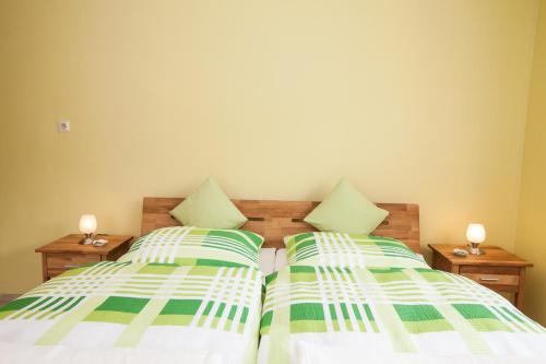 two beds in a bedroom with two lamps on night stands at Zur Dorfschänke in Hausen