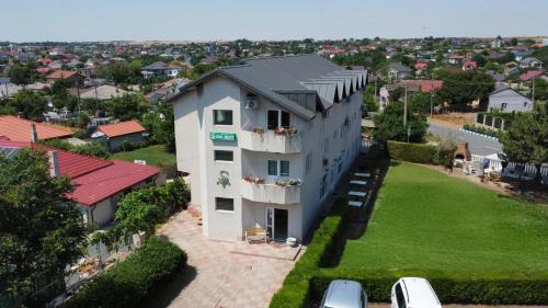 an aerial view of a house with a green yard at Vila Select in Techirghiol
