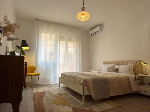 a bedroom with a large bed and a window at Casa Kevin, Venice Mestre车站整套公寓 in Venice