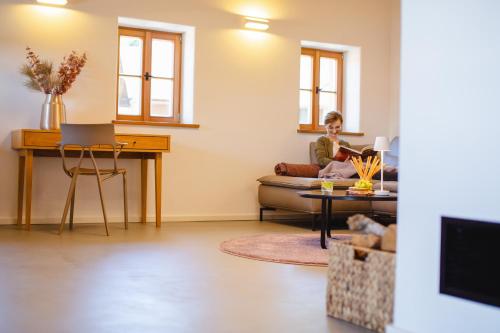 Un lugar para sentarse en Traumhaftes Chalet mit Sauna und Whirlpool Refugium am Rehberg