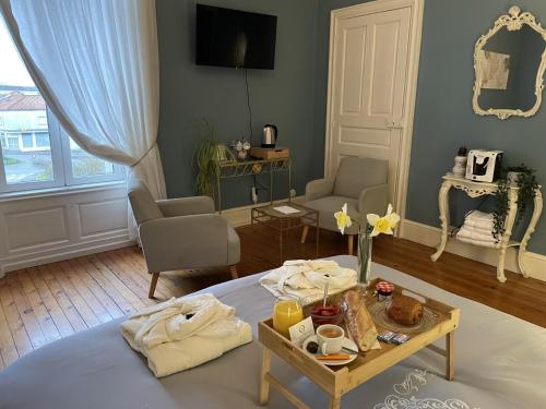 Cette chambre comprend un lit et un plateau/bouilloire. dans l'établissement Château Maranne, à Parthenay