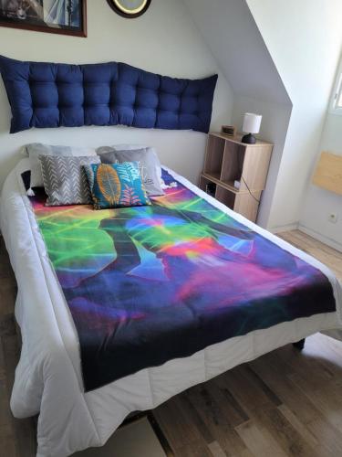 - un lit avec une couverture colorée dans l'établissement Studio avec piscine, à La Roche-Posay