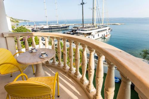 a balcony with a table and chairs and a boat at Villa Tramontana in Krilo