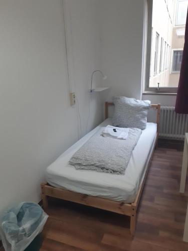 Katil atau katil-katil dalam bilik di 2-Rent Group Hostel Rooms&Apartments GKP2